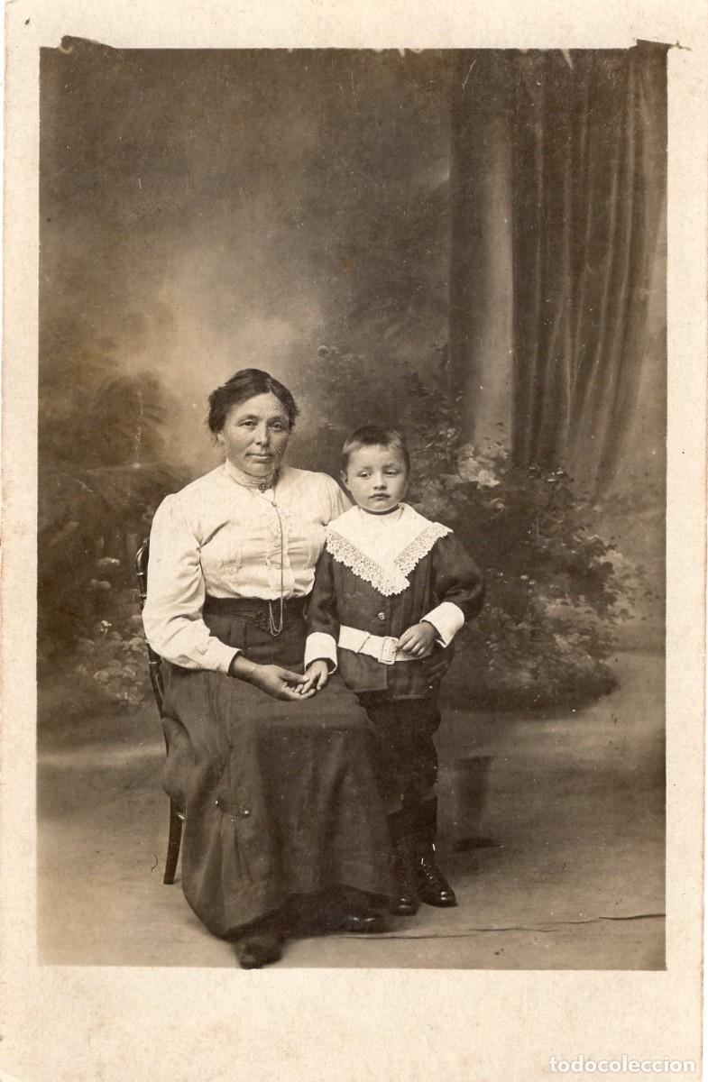 Fotograf&iacute;a antigua: CPA Foto mujer elegante con su ni&ntilde;o posando en estudio fotogr&aacute;fico