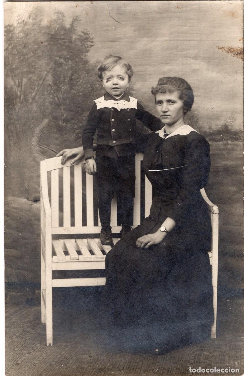 Fotograf&iacute;a antigua: CPA Foto mujer elegante con su ni&ntilde;o con un ojo morado en estudio fotogr&aacute;fico