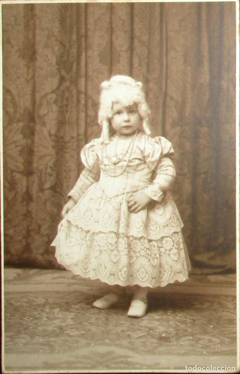 Fotografia antica: POSTAL FOTOGR&Aacute;FICA DE NI&Ntilde;A CON DISFRAZ DE &Eacute;POCA. YRUELA, MADRID. 1934.