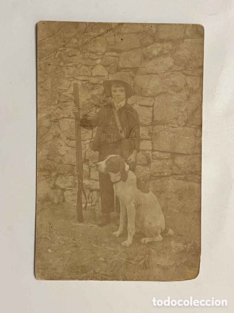 Antique Photography: CASTILLA LA MANCHA. Fotograf&iacute;a Joven con Escopeta y Sabueso espa&ntilde;ol (h.1900?) Med&iacute;das: 14 x 9 cm