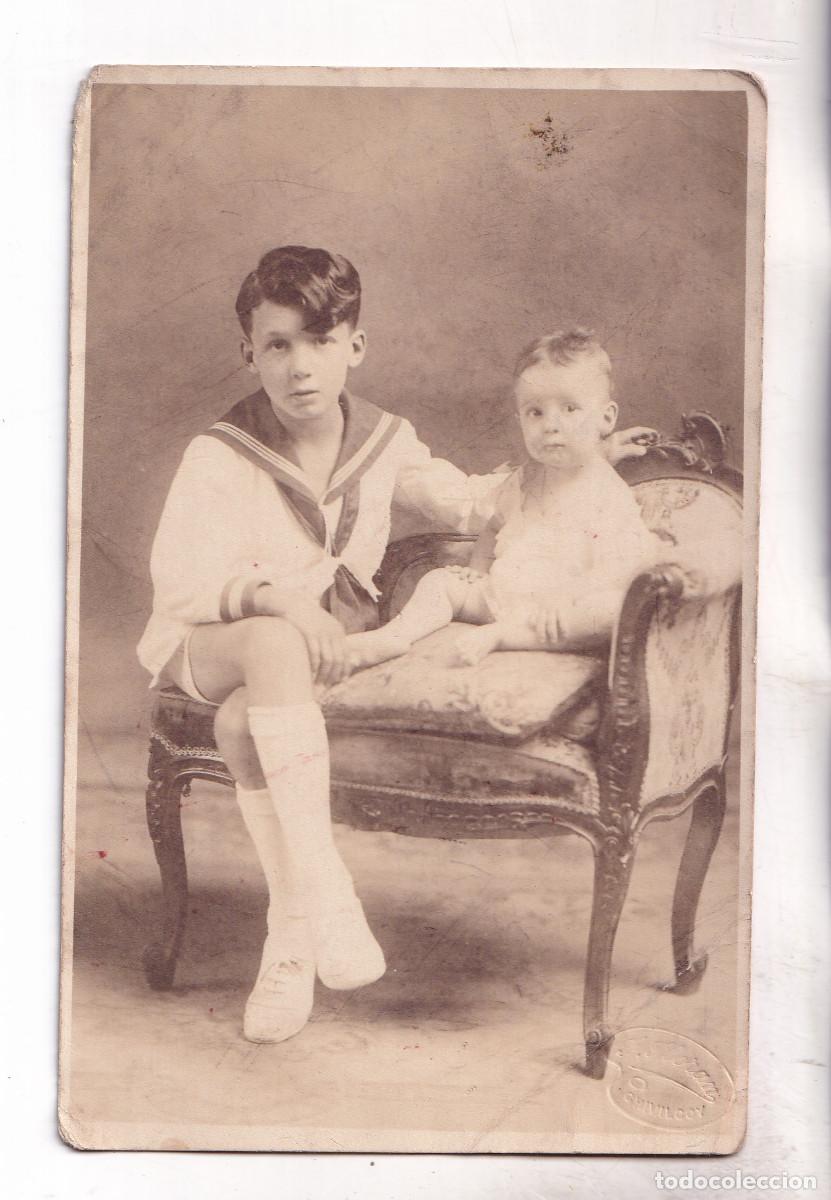 Fotografia antica: DOS NI&Ntilde;OS EN UN SILL&Oacute;N. CHIVILCOY. ARGENTINA. 1928. FOT&Oacute;GRAFO: FIDEL FLOR&Aacute;N
