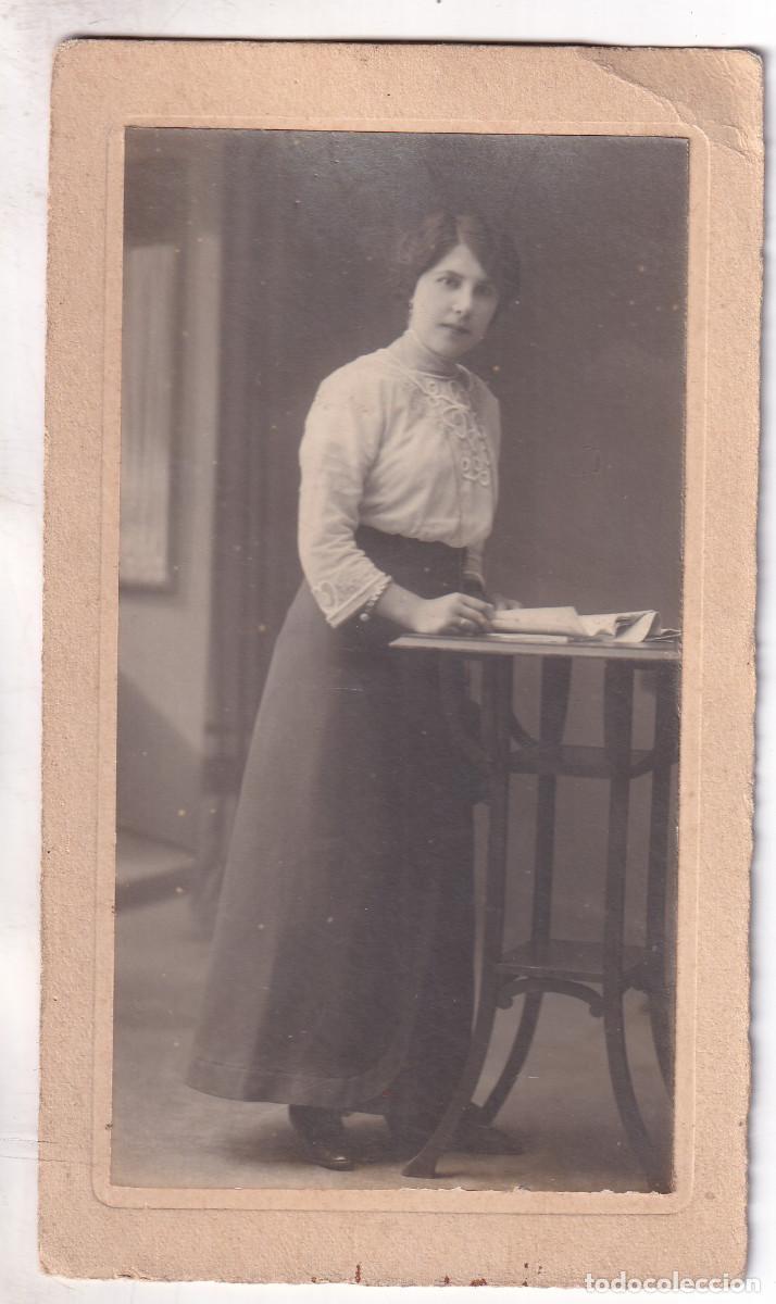 Fotografia antica: FOTOGRAF&Iacute;A. MUJER JOVEN CON PAPELES. FOT&Oacute;GRAFO: RAM&Oacute;N GARC&Iacute;A DUARTE. OVIEDO. ASTURIAS