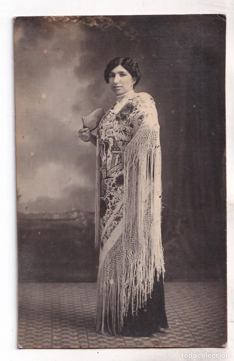 Fotografia antiga: FOTOGRAF&Iacute;A. MUJER CON MANT&Oacute;N DE MANILA. FOT&Oacute;GRAFO: AMADOR, PUERTA DEL SOL. MADRID