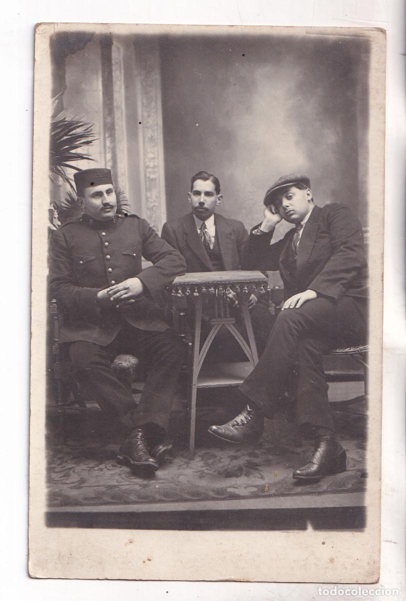 Fotograf&iacute;a antigua: FOTOGRAF&Iacute;A. TRES AMIGOS PASANDO EL RATO. FOT&Oacute;GRAFO: F. PARDO. OVIEDO. ASTURIAS