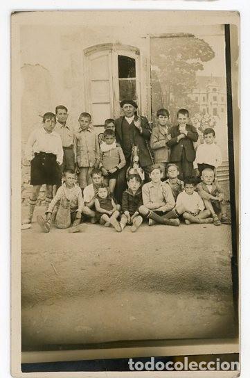 Antique Photography: MIERES. ASTURIAS. GRUPO ESCOLAR CON MAESTRO MONTADO EN CABALLO DE JUGUETE. H. 1930