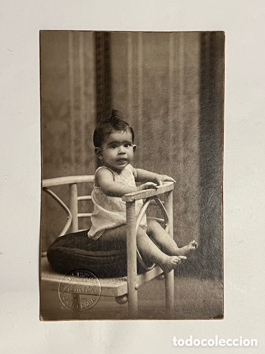 Fotografia antiga: BEB&Eacute;, Sentado con pies descalzos.. Barcelona (h.1900?) Estudio fotogr&aacute;fico Fco. Juan Pijuan
