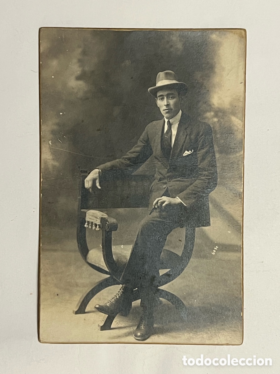 Alte Fotografie: BARCELONA. PHOTO-ART MODERNO MART&Iacute; Y GARC&Iacute;A, Elegante joven con cigarro y sombrero (h.1910?)