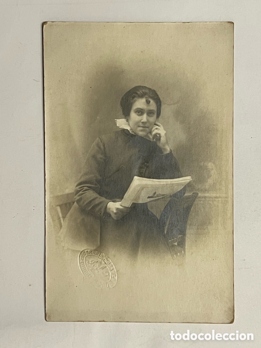 Antique Photography: BARCELONA. Retrato de estudio.. Se&ntilde;ora apasionada con la lectura.. (h.1920?) Med&iacute;das: 14 x 9 cm