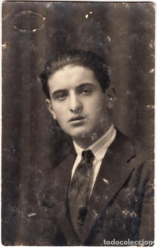 Fotografia antica: Retrato de un joven con traje y corbata Postal fotogr&aacute;fica Estudio Foto Palacio Alcoy Alcoi