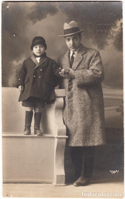 Fotografia antica: Retrato de un hombre y una ni&ntilde;a trajeados Postal fotogr&aacute;fica Estudio Foto Palacio Alcoy Alcoi