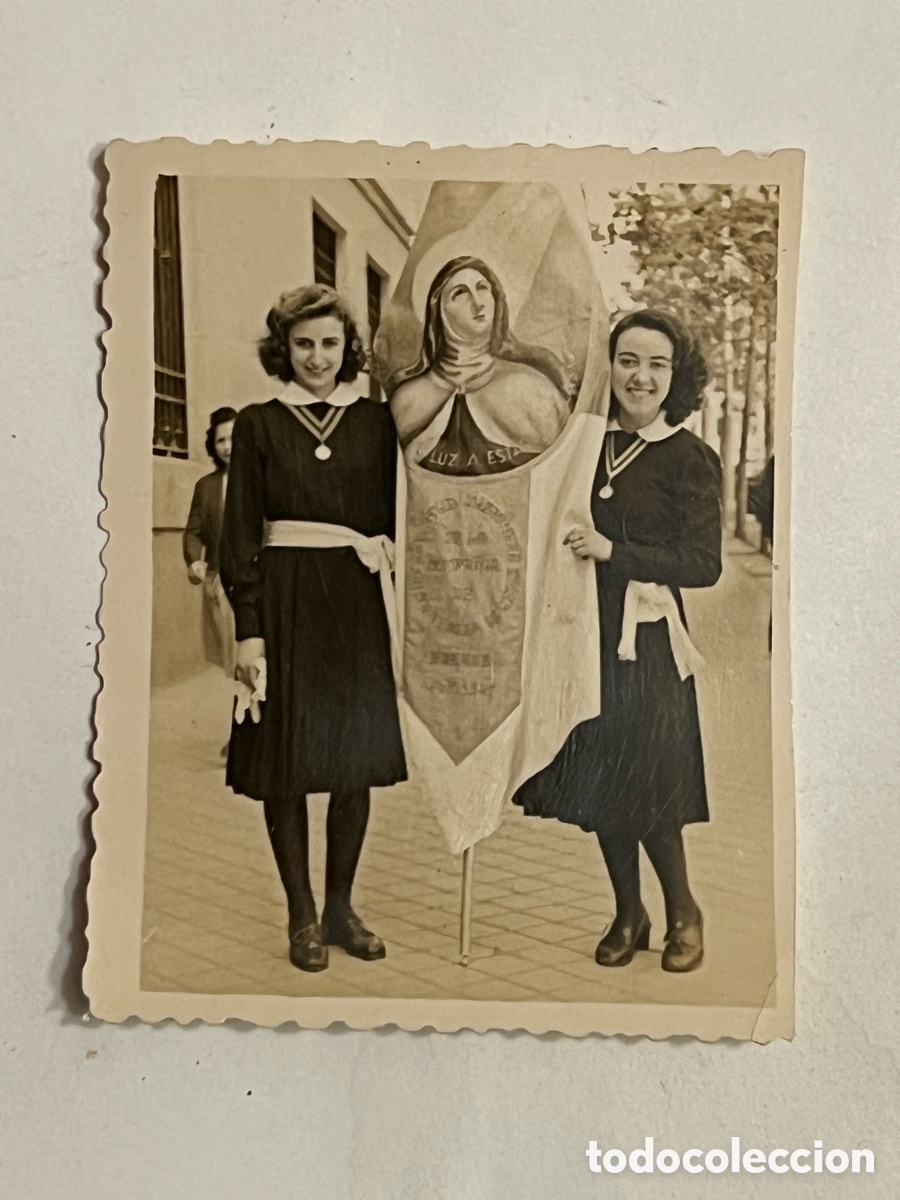 Fotografia antica: MADRID. COLEGIO TERESANIAS. Recuerdo escolar Ni&ntilde;as con estandarte Santa Teresa (a.1946)
