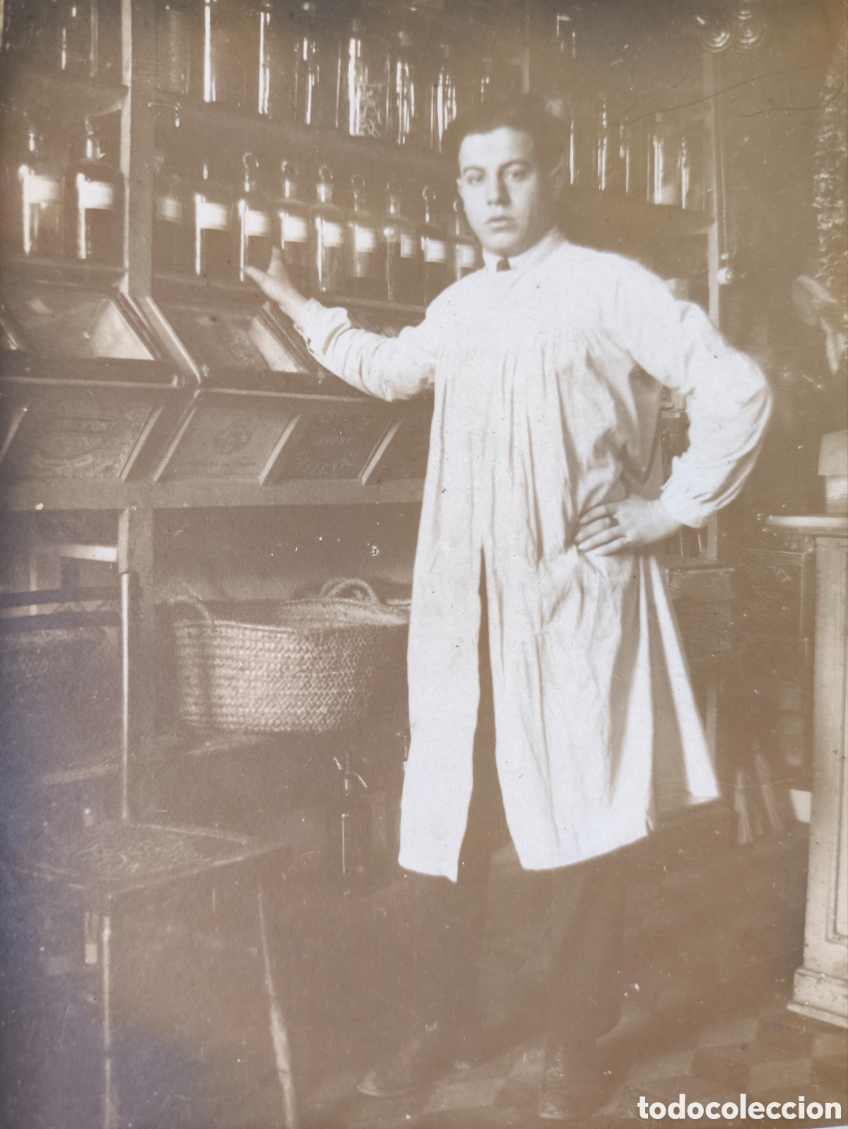 Alte Fotografie: FOTOGRAF&Iacute;A APRENDIZ COLMADO DROGUER&Iacute;A ULTRAMARINOS TIENDA POSTAL FOTOGR&Aacute;FICA C. 1920