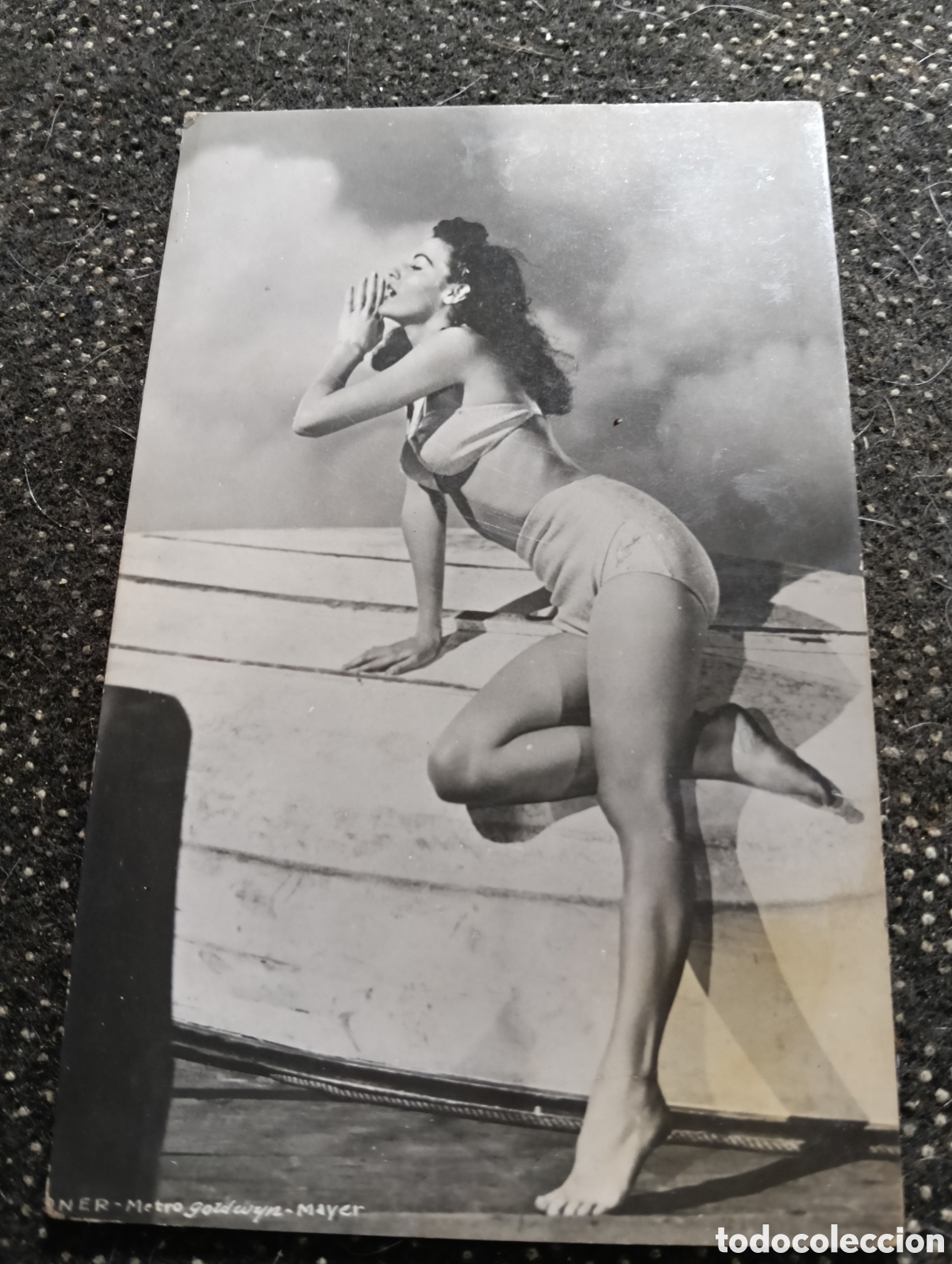 Fotograf&iacute;a antigua: Postal fotograf&iacute;a de Ava Gardner apoyada en la barca, Metro Golden Mayer a&ntilde;os 40