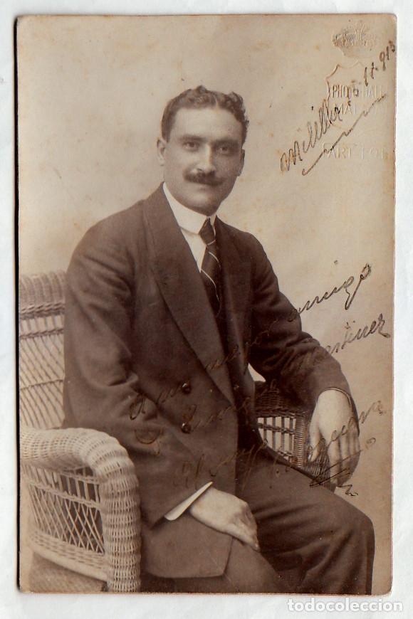 Fotograf&iacute;a antigua: Guapo caballero sentado en un sill&oacute;n de mimbre. Photo-Hall, M&aacute;laga. A&ntilde;o 1913 bm