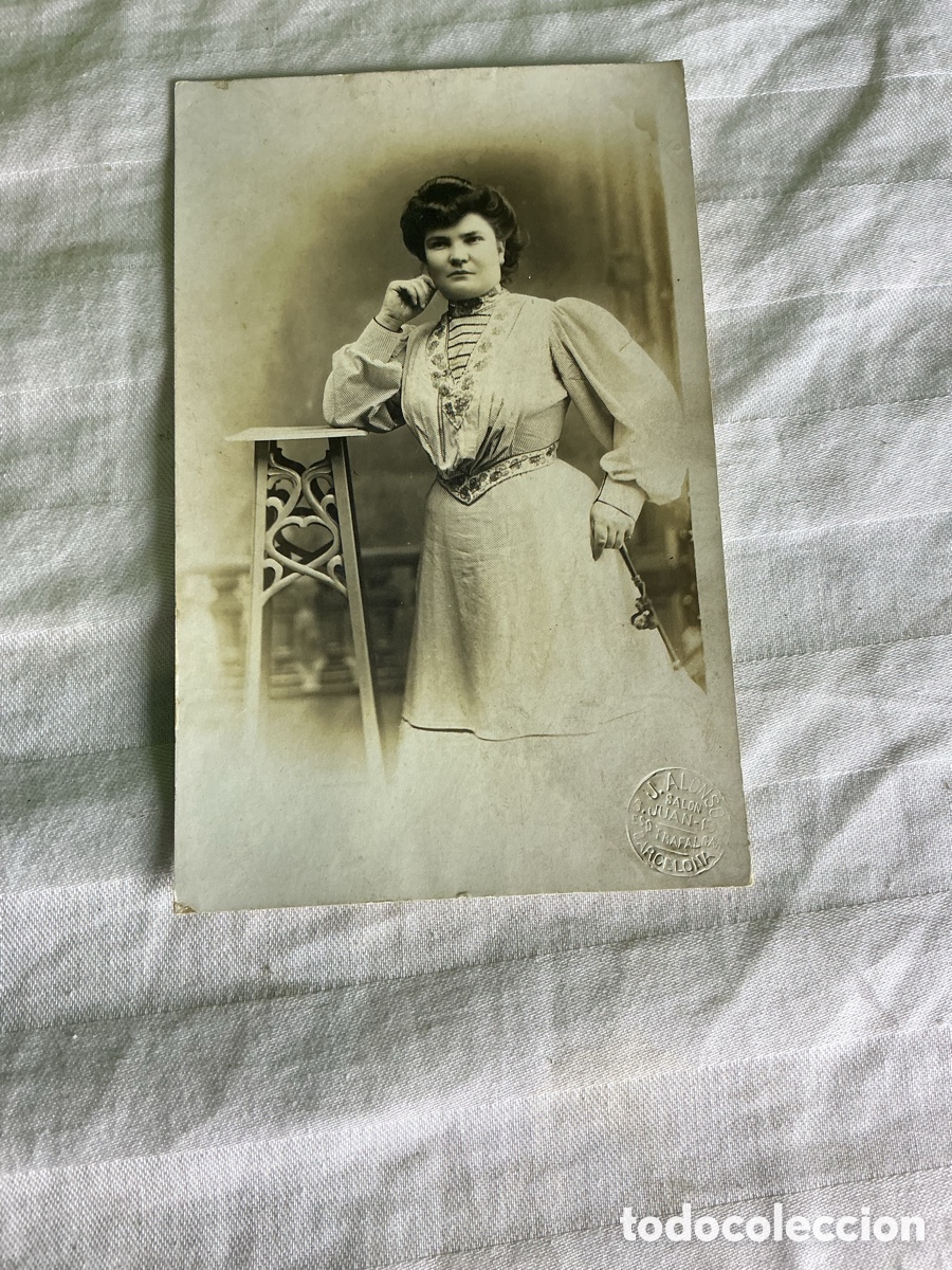 Fotograf&iacute;a antigua: Fotograf&iacute;a antigua de mujer con vestido y abanico &mdash; J. Alonso, Barcelona