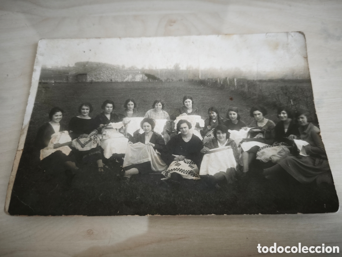 Fotograf&iacute;a antigua: Bordadoras en clase de verano. Principio siglo XX.