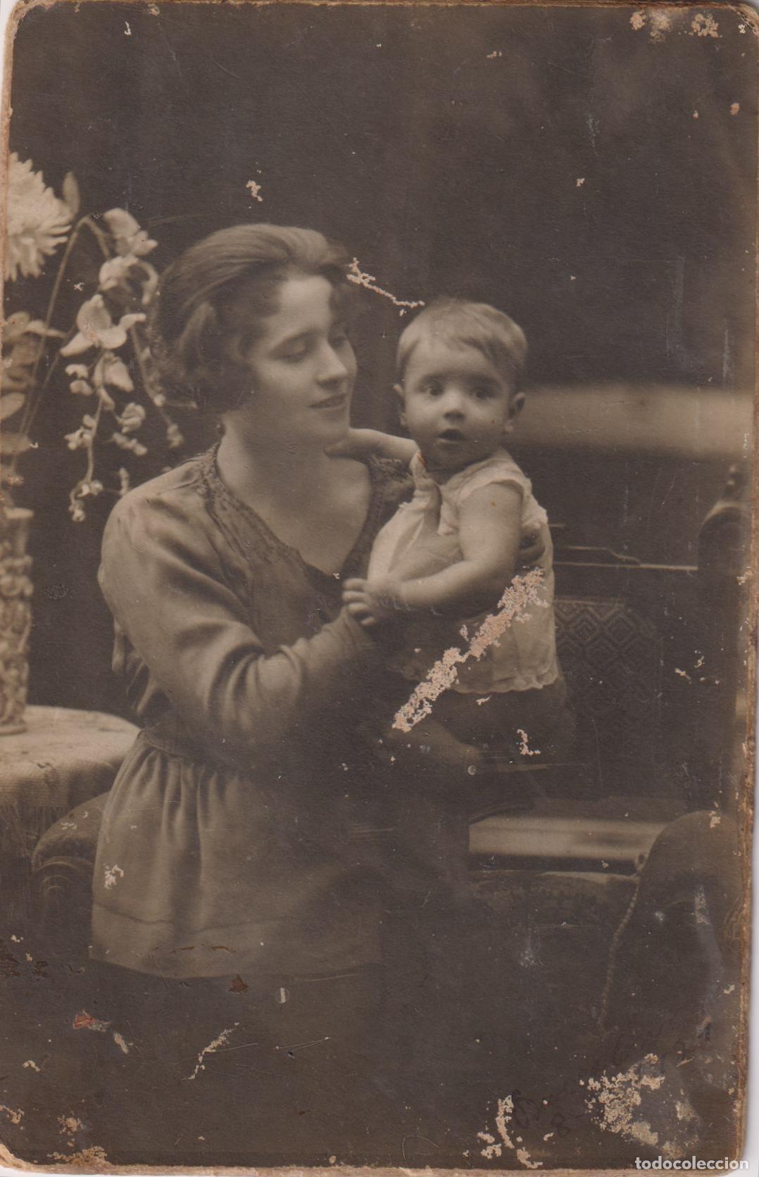 Fotograf&iacute;a antigua: ANTIGUA FOTO DE ESTUDIO, MUJER SOSTIENE UN BEBE &ndash; FOTOGRAF&Iacute;A DE J.ROVIRA &ndash; BARCELONA