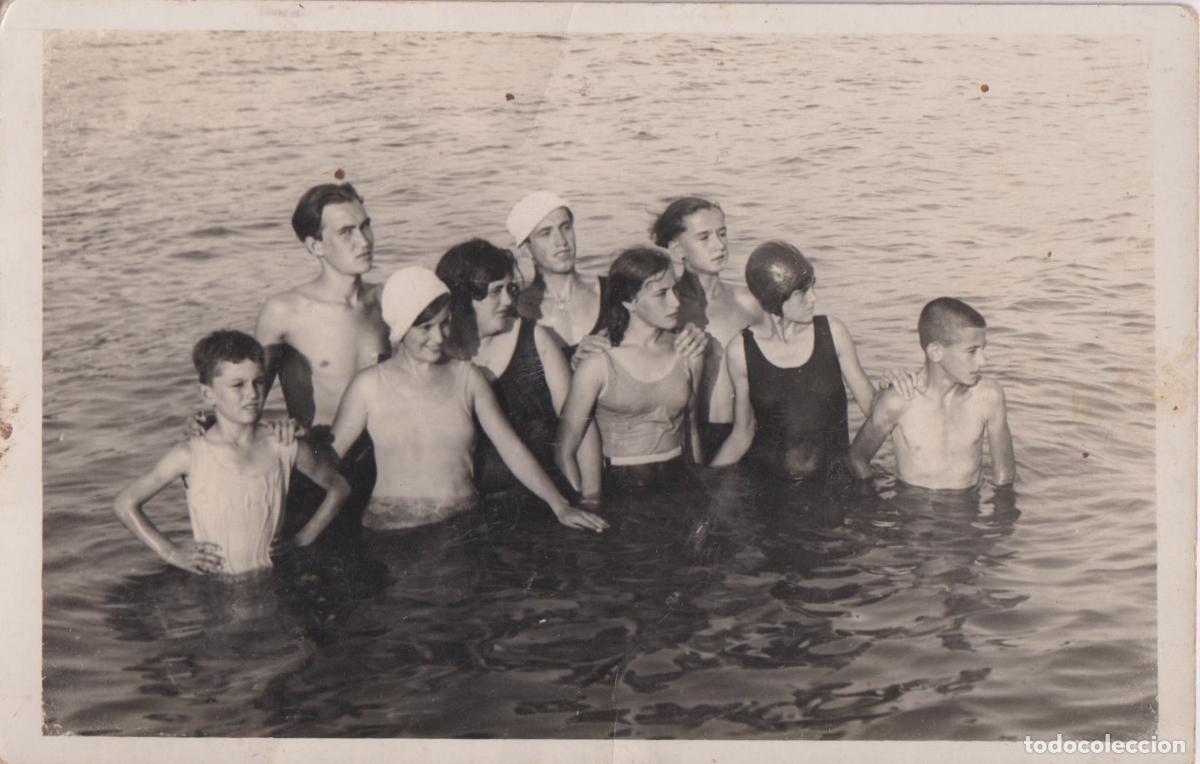 Fotograf&iacute;a antigua: ANTIGUA CARTE POSTALE GRUPO DE JOVENES EN EL MAR - A&Ntilde;OS 30-40