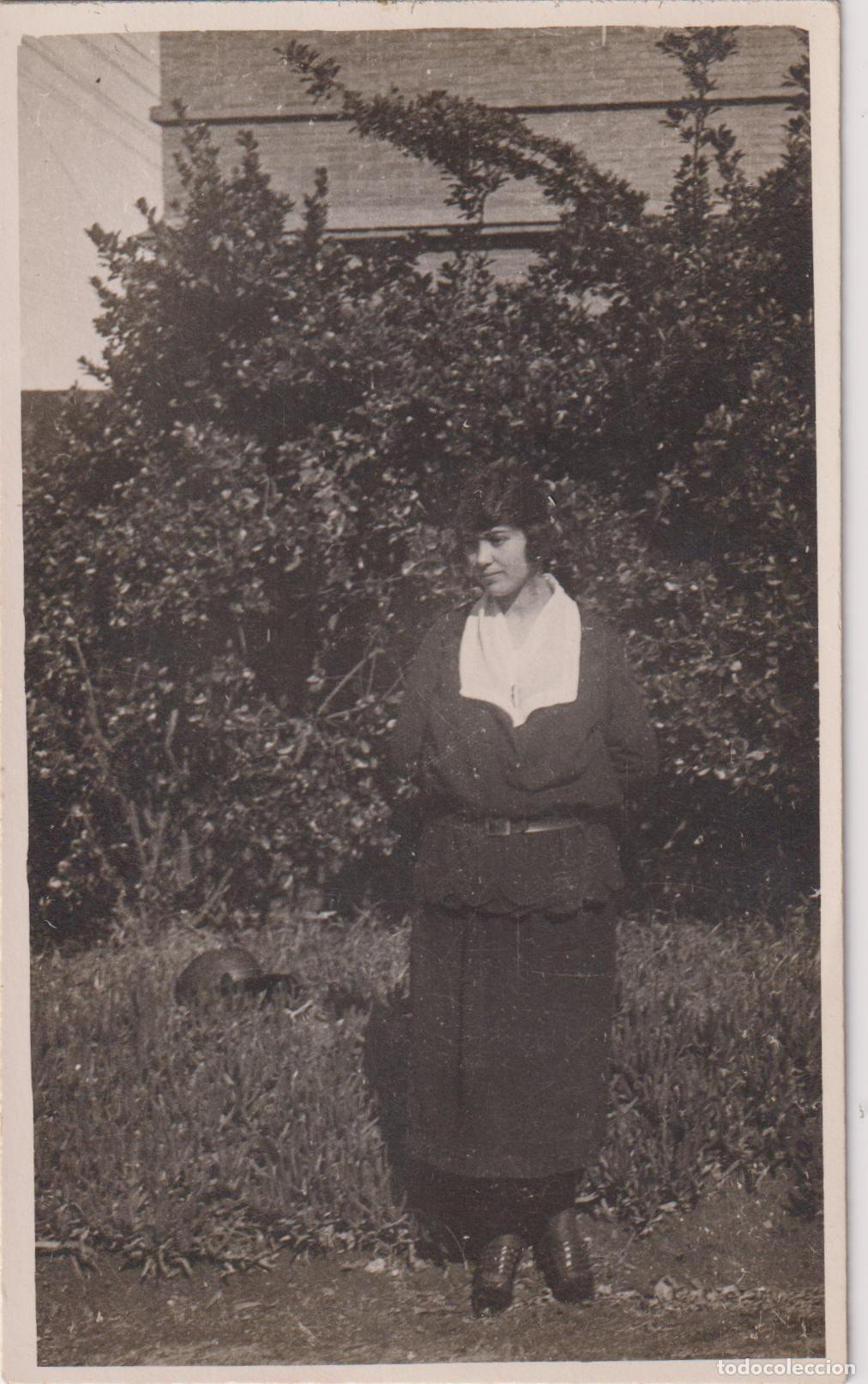 Fotograf&iacute;a antigua: ANTIGUA TARJETA POSTAL - MUJER POSANDO EN EL JARDIN - OCTUBRE 1922