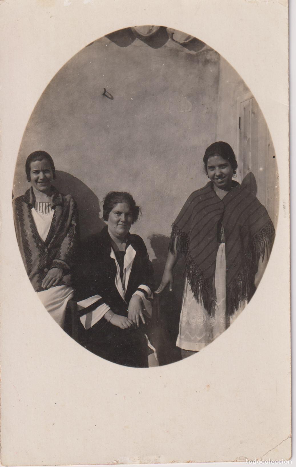Fotograf&iacute;a antigua: ANTIGUA FOTOGRAFIA OVALADA TRES MUJERES POSANDO VESTIMENTA DE &Eacute;POCA