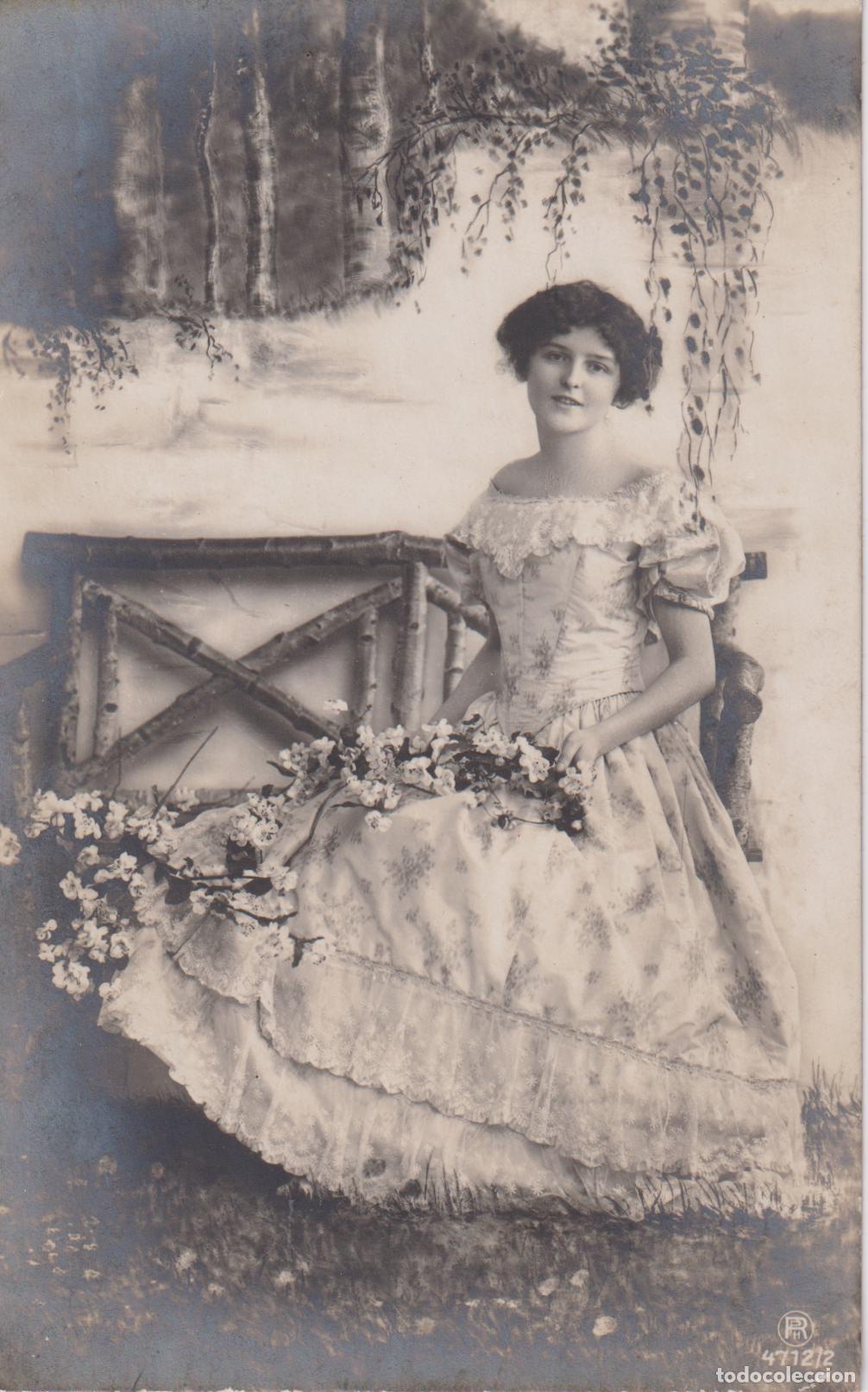 Fotograf&iacute;a antigua: ANTIGUO RETRATO FOTOGR&Aacute;FICO &ndash; MUJER POSANDO &ndash; VESTIDO DE &Eacute;POCA Y UNA GUIRNALDA DE FLORES