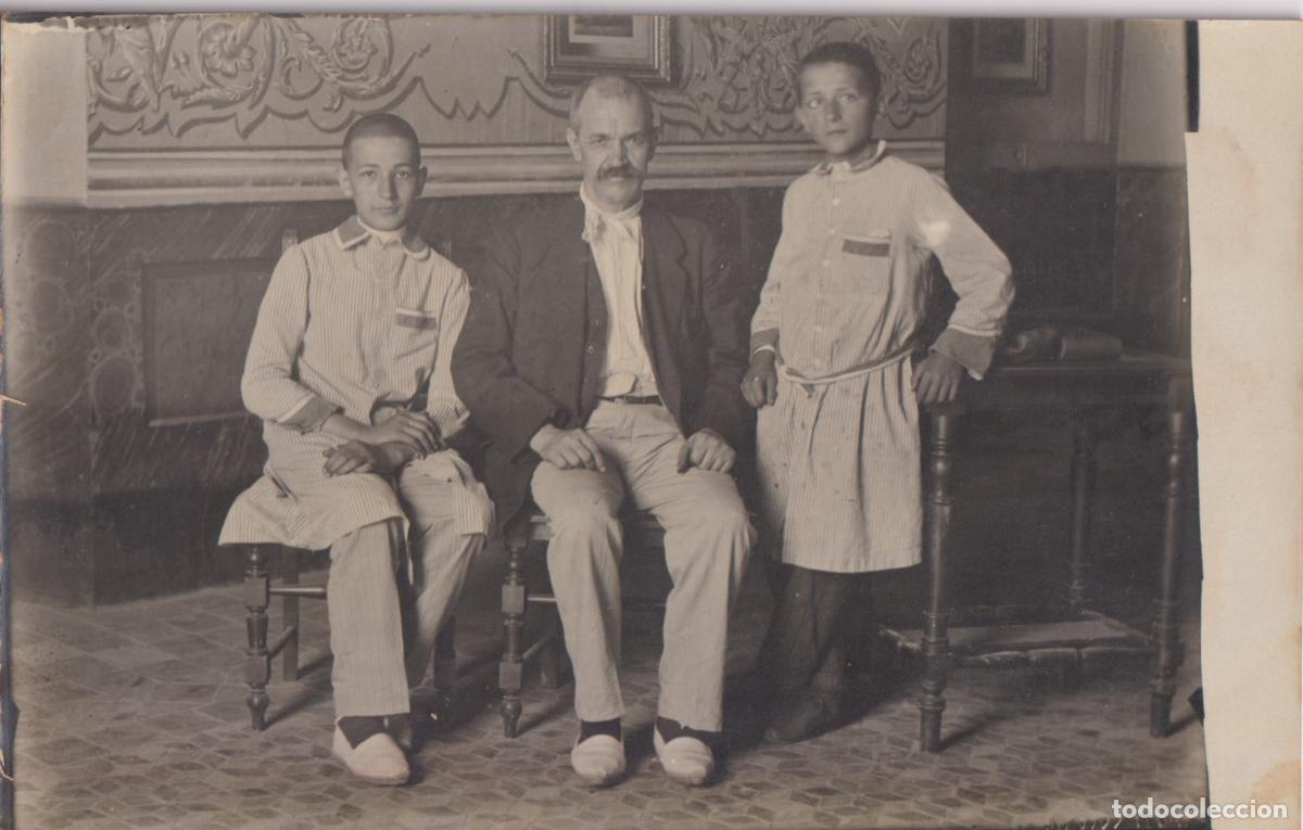 Fotograf&iacute;a antigua: ANTIGUA TARJETA POSTAL DE ESTUDIO - GRUPO FAMILIAR