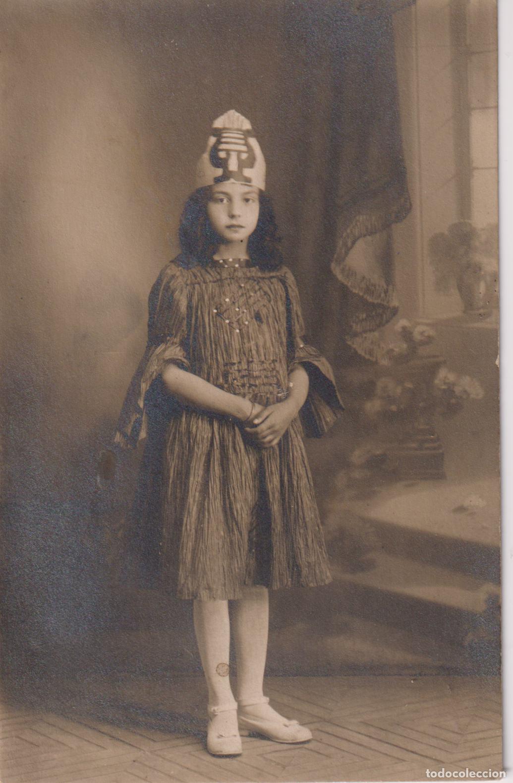 Fotograf&iacute;a antigua: FOTOGRAF&Iacute;A DE ESTUDIO DE PRINCIPIOS DEL SIGLO XX - NI&Ntilde;A DE PIE CON UN TOCADO O MITRA DECORATIVA