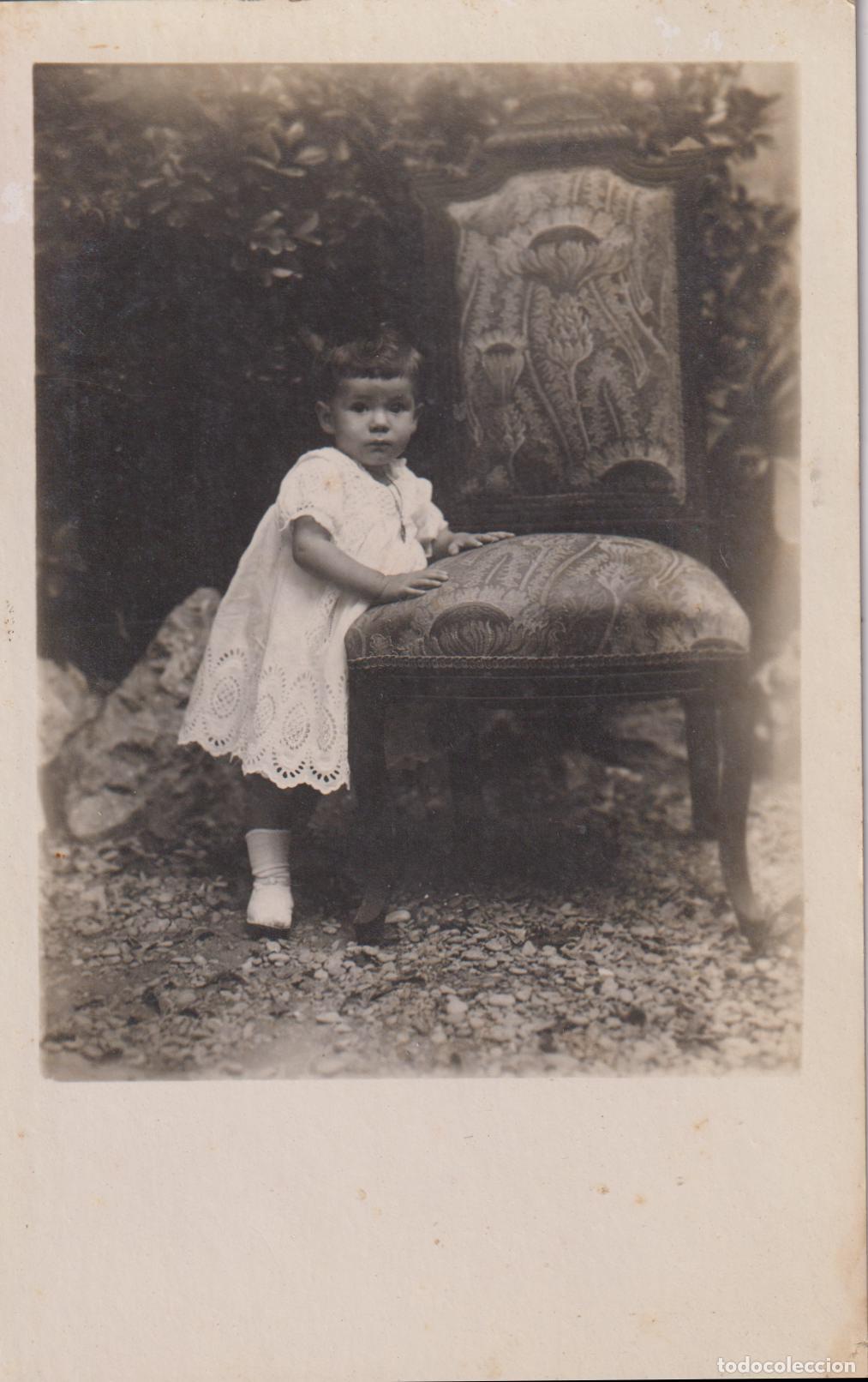 Fotograf&iacute;a antigua: RETRATO FOTOGR&Aacute;FICO ANTIGUO DE ESTUDIO DE UN NI&Ntilde;O PEQUE&Ntilde;O DE PIE, APOYADO EN UNA SILLA CON TAPICER&Iacute;A