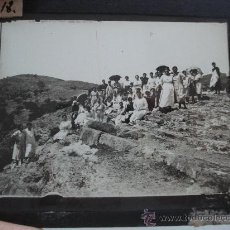 Fotografía antigua: ANTIGUA FOTOGRAFÍA DE CRISTAL ,MUJERES SOBRE UNA LADERA, MIDE 10 X 8,50 CM.- AÑO 1910-20S.. Lote 26459260