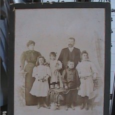 Fotografía antigua: FOTOGRAFIA FAMILIAR FINALES S. XIX. W. POLAK. BARCELONA. 25,5 X 18 CM.. Lote 179014795