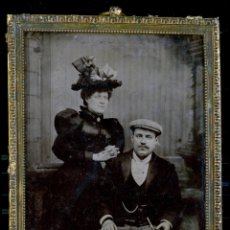 Fotografía antigua: 1870CA - ANTIGUO FERROTIPO O AMBROTIPO - FOTO FAMILIAR - EN BONITO MARCO DE BRONCE