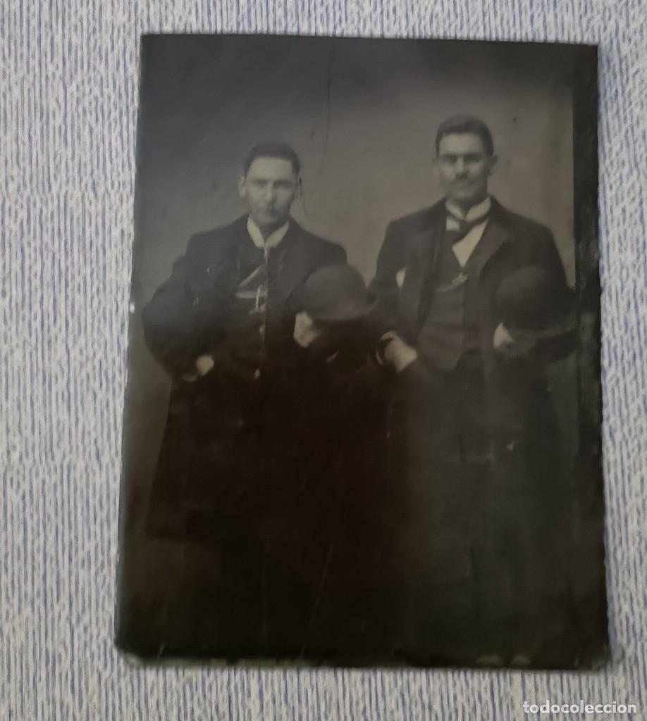 Fotografia antica: SIGLO XIX, FERROTIPO DE DOS CABALLEROS CON BOMBIN 60X82MM