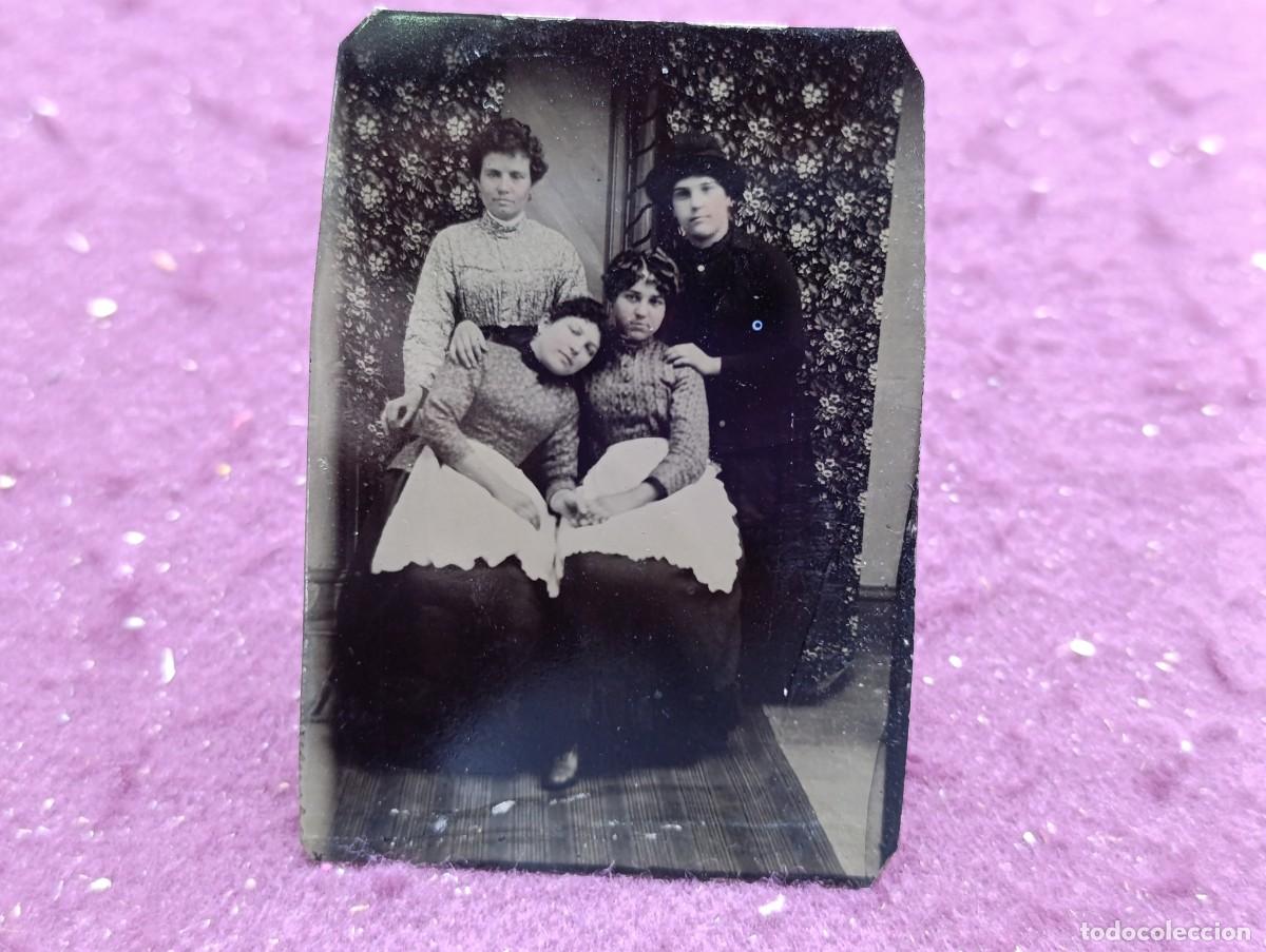 Fotograf&iacute;a antigua: S. XIX, Antiguo Ferrotipo, cuatro se&ntilde;oras posando