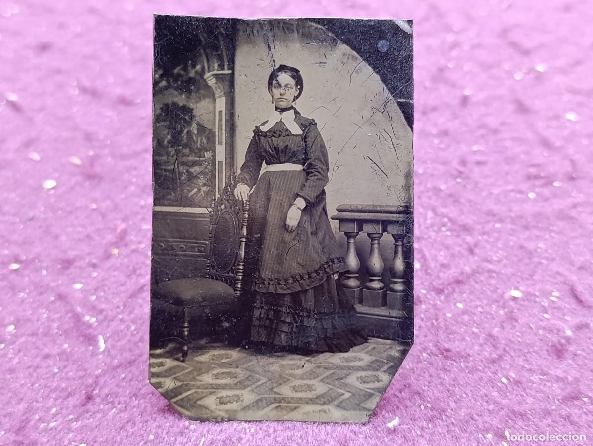 Fotograf&iacute;a antigua: S. XIX, Antiguo Ferrotipo, se&ntilde;ora posando de pie junto a silla