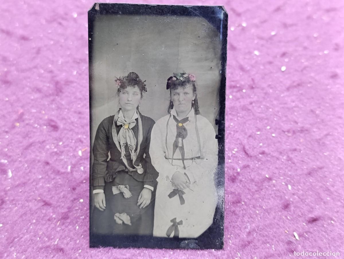 Fotograf&iacute;a antigua: S. XIX, Antiguo Ferrotipo, dos se&ntilde;oras &iquest;hermanas? posando sentadas