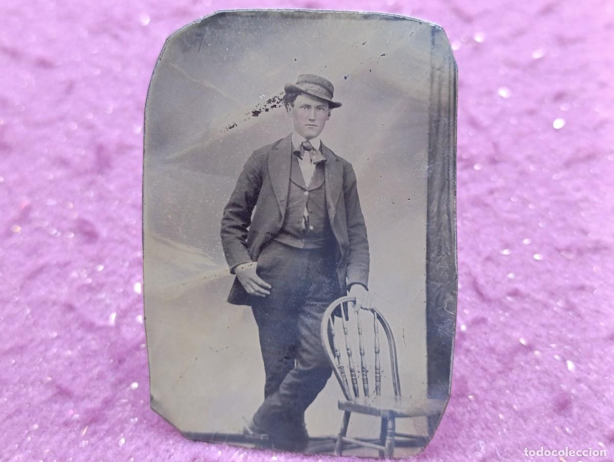 Fotograf&iacute;a antigua: S. XIX, Antiguo Ferrotipo, joven con sombrero posando junto a silla