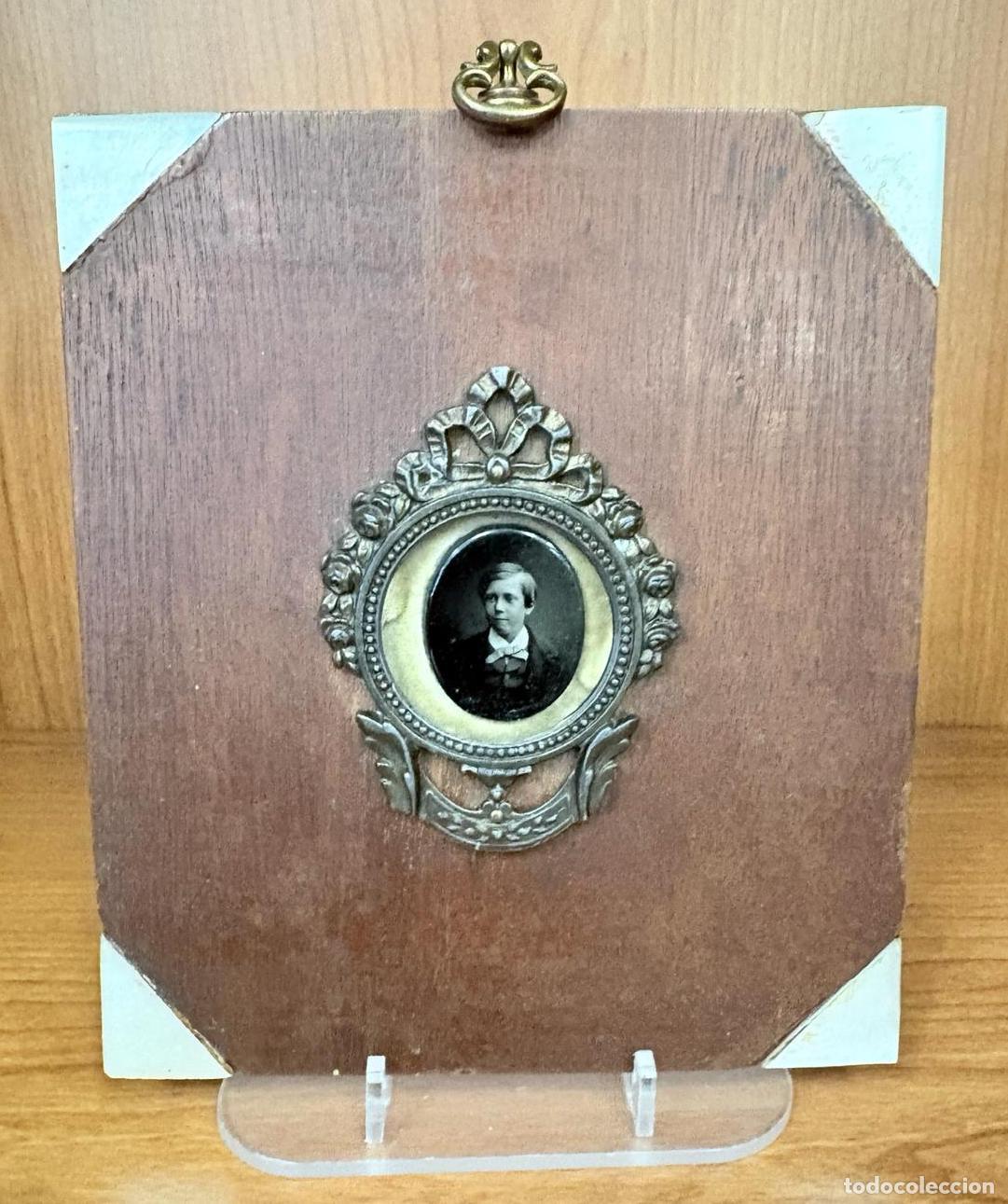 Fotograf&iacute;a antigua: FERROTIPO RETRATO INFANTIL EN MARCO MET&Aacute;LICO ORNAMENTAL. FINALES DEL SIGLO XIX