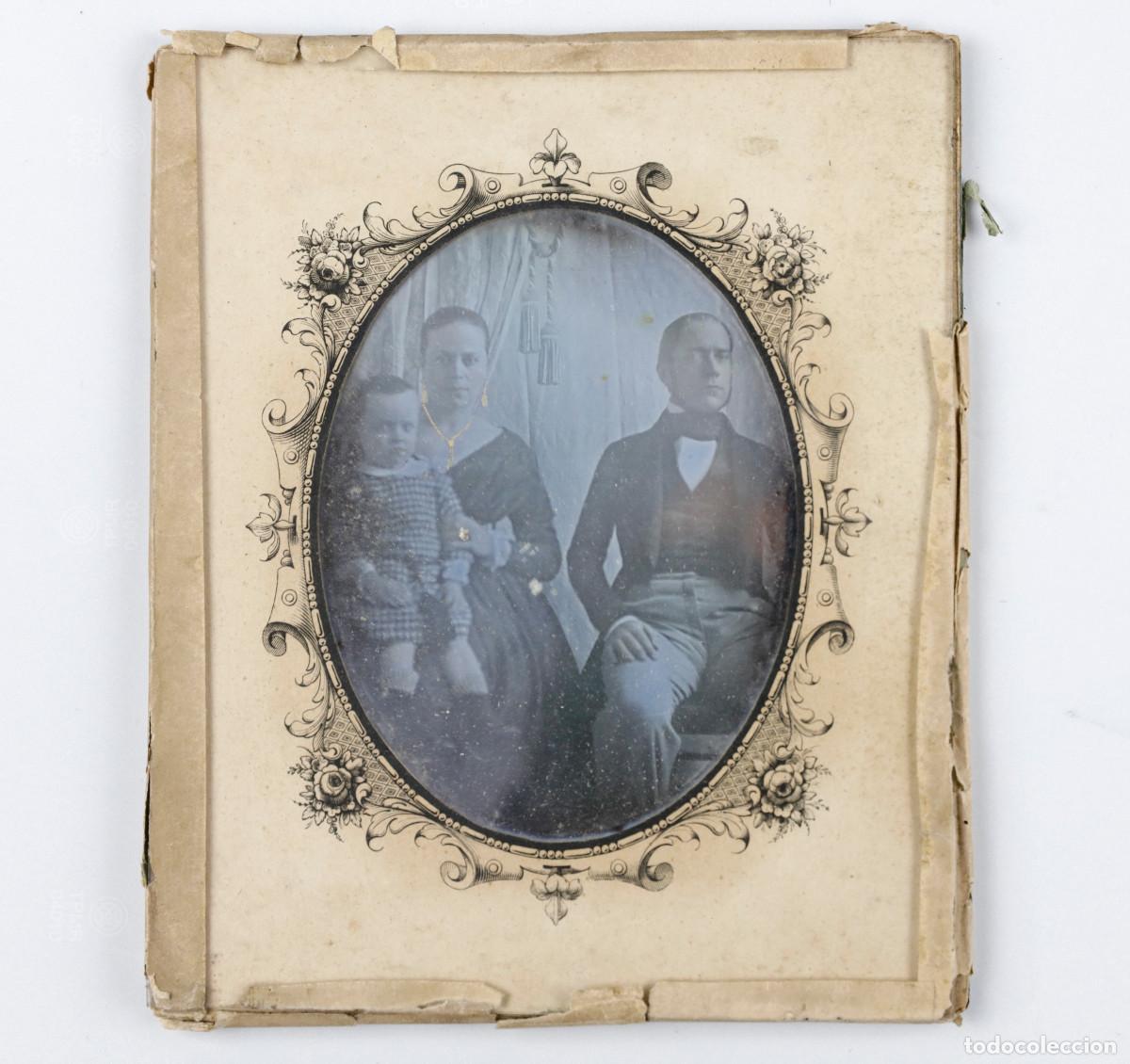 Fotograf&iacute;a antigua: Daguerreotipo matrimonio con ni&ntilde;o, firma ilegible, a&ntilde;o 1845. Tama&ntilde;o 15x12cm.