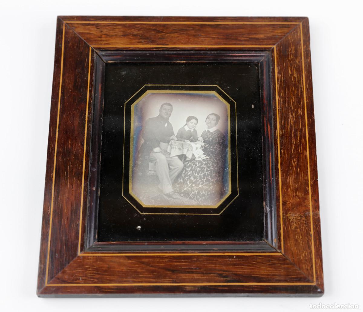 Fotograf&iacute;a antigua: Daguerrotipo de matrimonio con ni&ntilde;a, firmado y fechado en 1846.