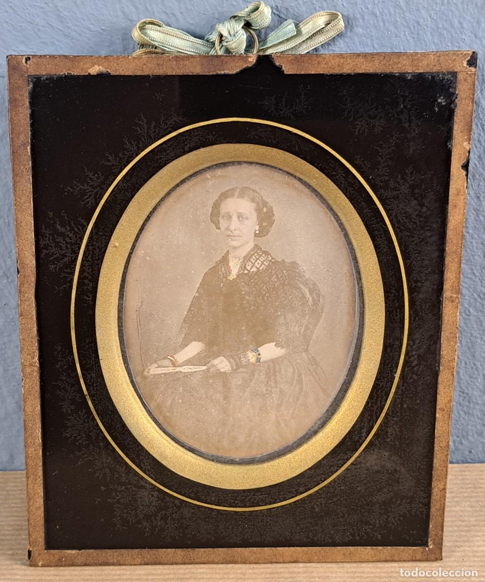 Fotograf&iacute;a antigua: Retrato femenino sobre placa met&aacute;lica, c. 1850&ndash;1870 daguerrotipo o ambrotipo