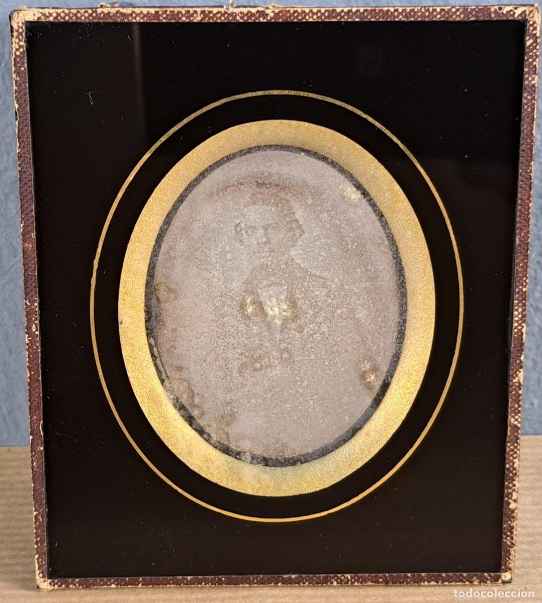 Fotograf&iacute;a antigua: Retrato masculino sobre placa met&aacute;lica, c. 1850&ndash;1870 daguerrotipo o ambrotipo