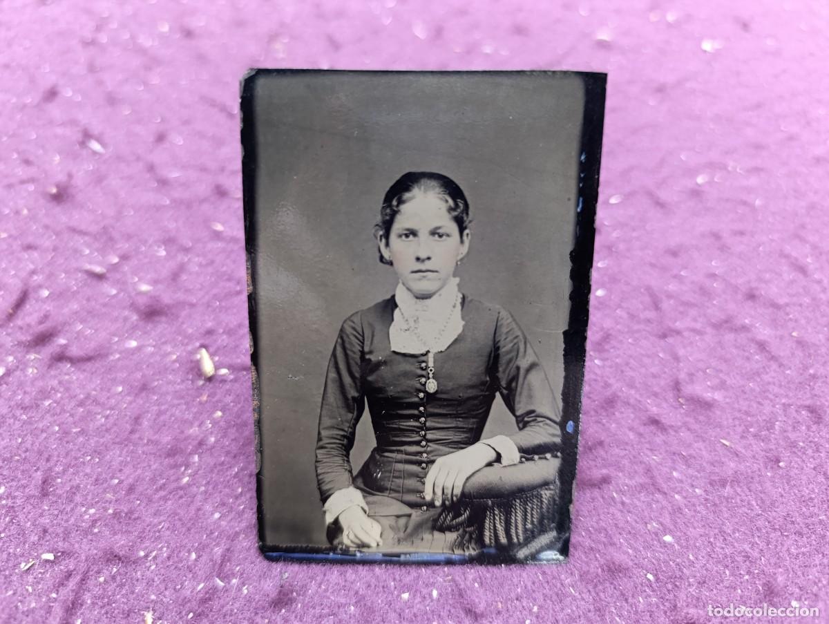 Fotograf&iacute;a antigua: Antiguo Ferrotipo, de metal, se&ntilde;ora posando a medio cuerpo