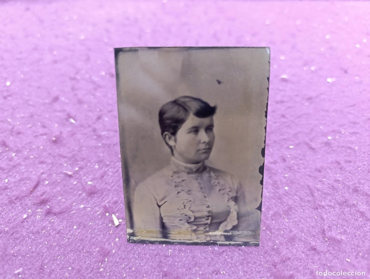 Fotograf&iacute;a antigua: Antiguo Ferrotipo, de metal, se&ntilde;ora posando a medio cuerpo en semiperfil