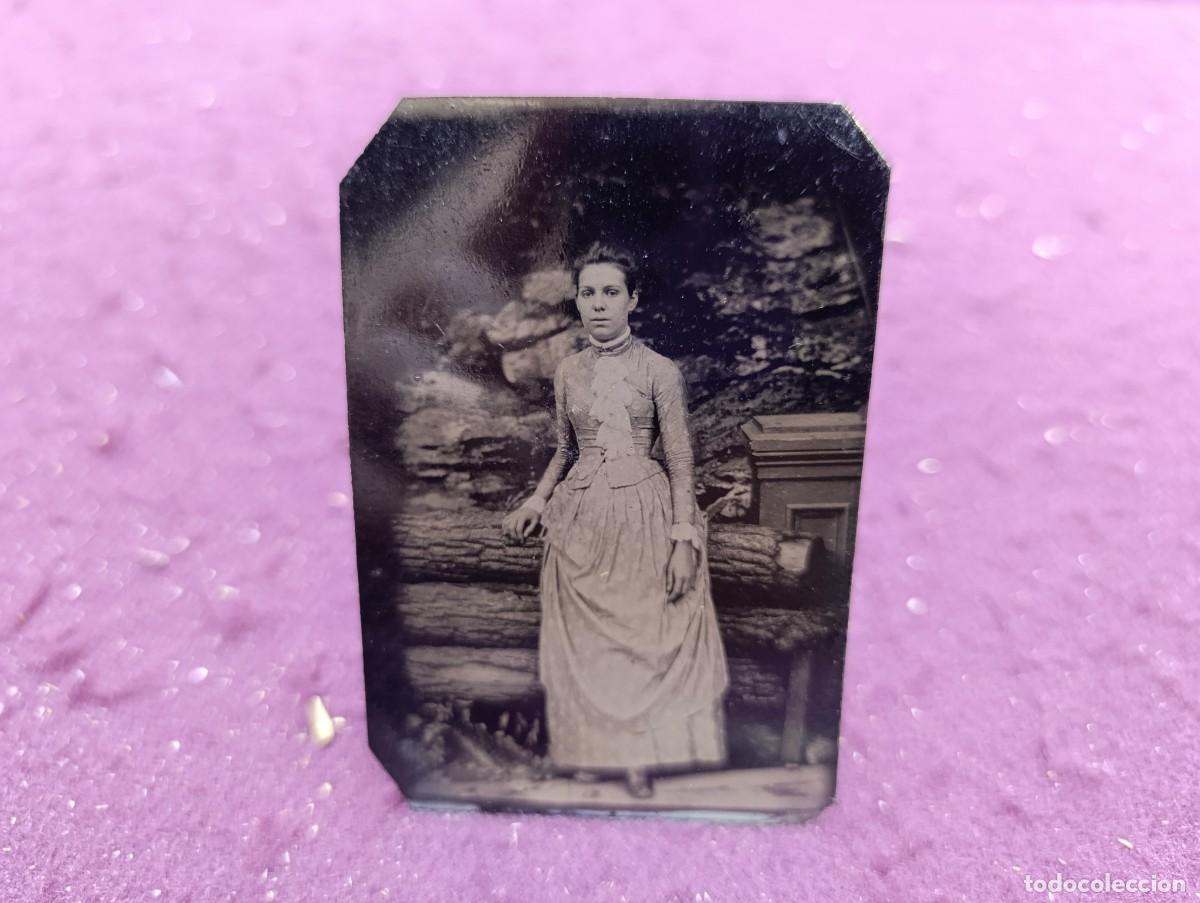 Fotograf&iacute;a antigua: Antiguo Ferrotipo, de metal, se&ntilde;ora posando a cuerpo entero