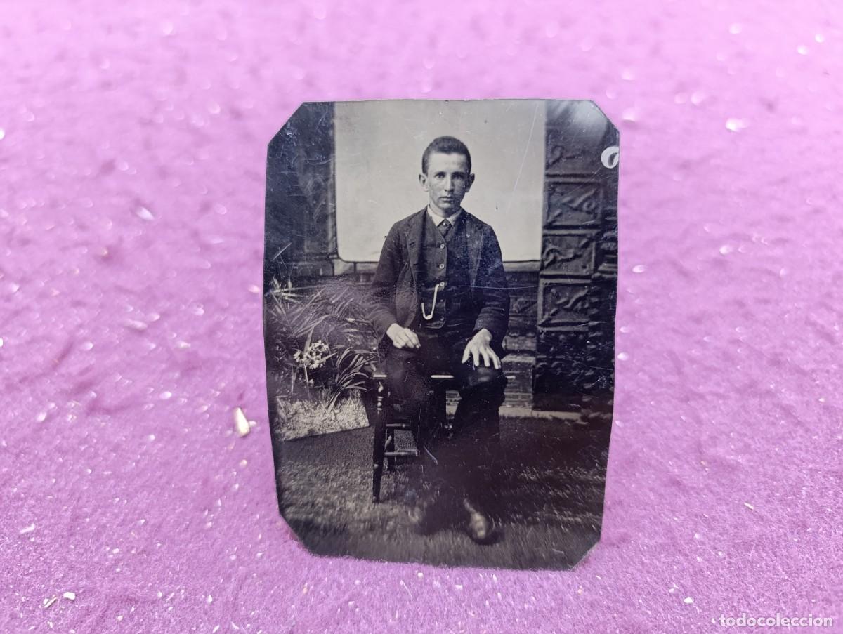 Fotograf&iacute;a antigua: Antiguo Ferrotipo, de metal, se&ntilde;or posando sentado a cuerpo entero