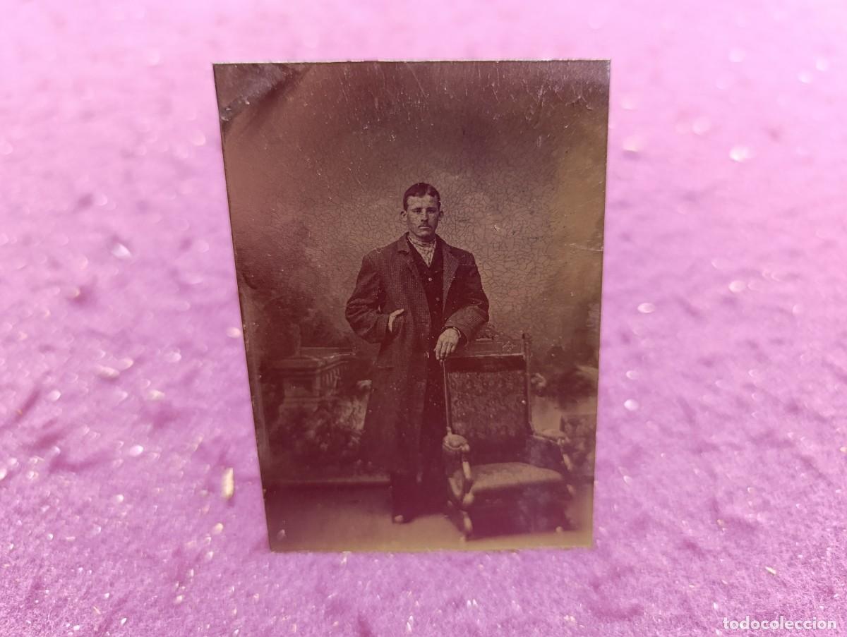 Fotograf&iacute;a antigua: Antiguo Ferrotipo, de metal, se&ntilde;or posando depie a cuerpo entero junto a silla