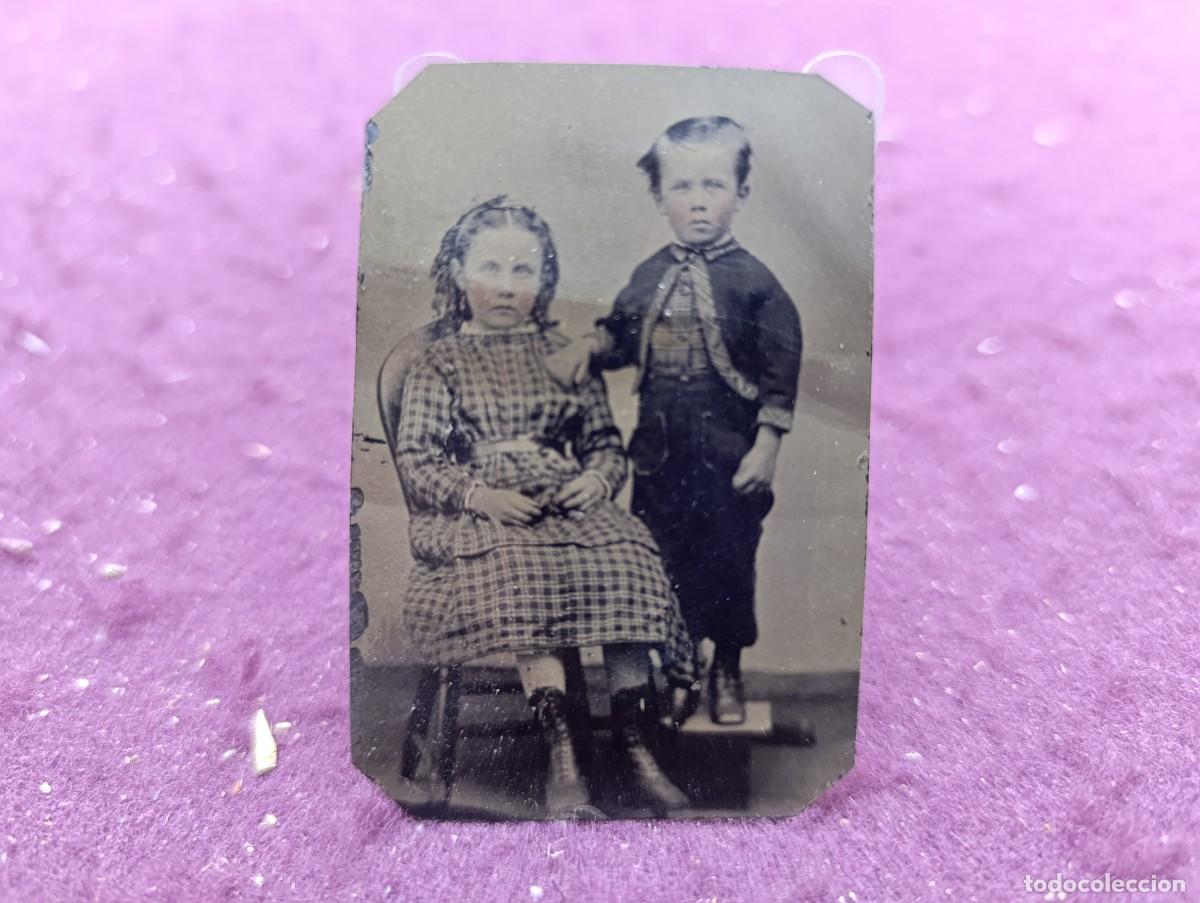 Fotograf&iacute;a antigua: Antiguo Ferrotipo, de metal, ni&ntilde;a y ni&ntilde;o posando juntos a cuerpo entero