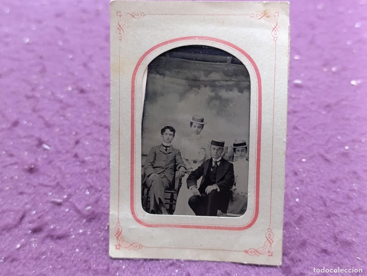 Fotograf&iacute;a antigua: Antiguo Ferrotipo, de metal, grupo de personas posando sentadas, con marco de papel