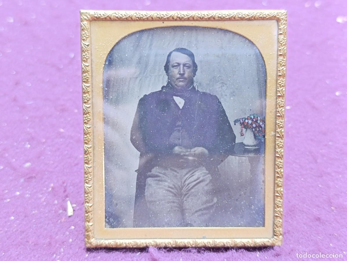 Fotograf&iacute;a antigua: Antiguo Daguerrotipo, hombre posando sentado, con marco dorado