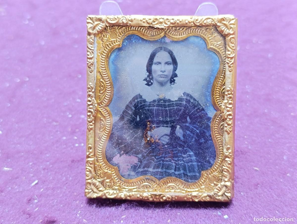Fotograf&iacute;a antigua: Antiguo Daguerrotipo, mujer posando sentada, con marco dorado